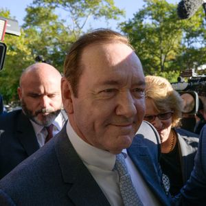 Kevin Spacey gut gelaunt auf dem Weg zum Gerichtsprozess