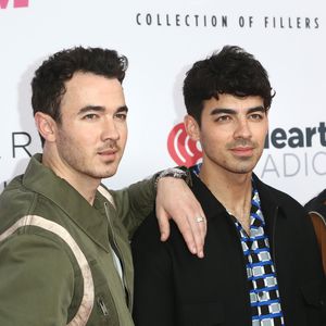 Heute noch Heirat? Kevin Jonas holt verdächtigen Anzug ab!