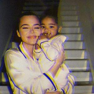 Pyjama-Partnerlook: Khloé Kardashian teilt Mama-Tochter-Pic