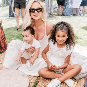 Khloé Kardashian teilt süße Bilder mit Baby Tatum und True!