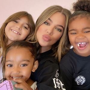 Süß: Hier posiert Khloé mit Tochter True und ihren Nichten