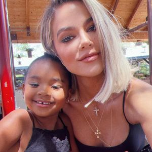Trues Gesicht bearbeitet? Fans kritisieren Khloé Kardashian