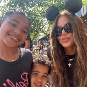 Khloé Kardashian teilt festliche Tanzparty mit ihren Kids