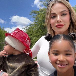 Niedliches Trio: Khloé Kardashian teilt Pic mit ihren Kids!