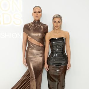 Krebszentrum-Jahrestag: Khloé und Kim Kardashian ehren Vater