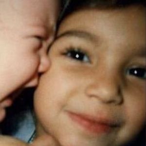 Aus Kindheitstagen: Kim Kardashian teilt süßes Pic mit Khloé