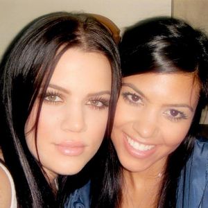 Khloé Kardashian gratuliert Kourtney mit Throwback-Bildern!