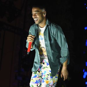 Diskussionen im Netz: Kid Cudi performt in Blümchenkleid