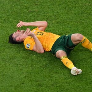 Bei Euro 2020: Wales-Spieler bleibt blutend am Boden liegen