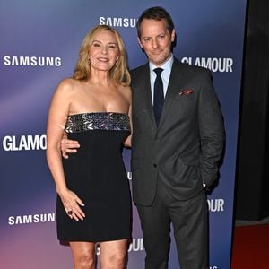 Im Minikleid: Kim Cattrall mit ihrem Freund auf Red Carpet