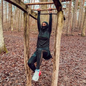 Gute Vorsätze schon gestartet: Kim Gloss sportelt im Wald
