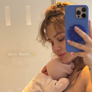 Kurz nach Geburt: So süß kuschelt Kim Gloss mit Baby Rosa