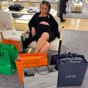 Im Shoppingwahn: Kim Gloss präsentiert happy ihren Babybauch