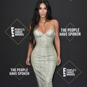 Acht Kilo zugenommen, na und? Kim K. rockt enges Snake-Dress