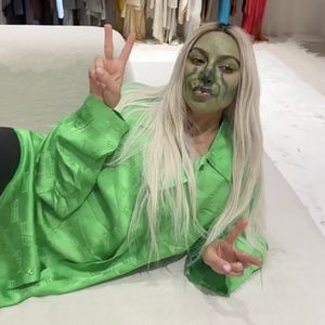 North West verwandelt ihre Mama Kim Kardashian in den Grinch