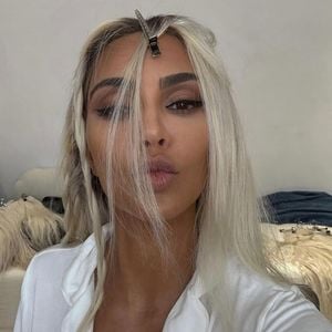 Kim Kardashian überrascht mit neuem aschblondem Look