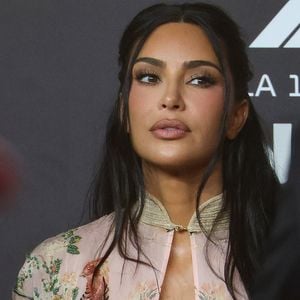 Kim Kardashian mit Elizabeth Taylors Skorpion-Cape gesichtet