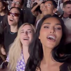 Ari-Grande-Konzert: Kim Kardashian und Emma Roberts feiern