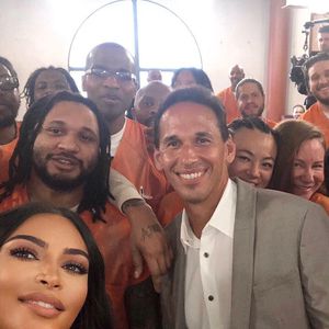 Kim Kardashian macht für neue Show Selfies mit Häftlingen!