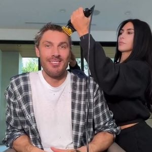 Kim Kardashian rasiert ihrem Starstylisten Chris den Kopf