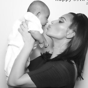 Wow: So groß ist Kim Kardashians Söhnchen Psalm schon!