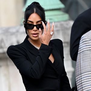 Kim Kardashian feiert Abschluss ihres Jurastudiums im Garten