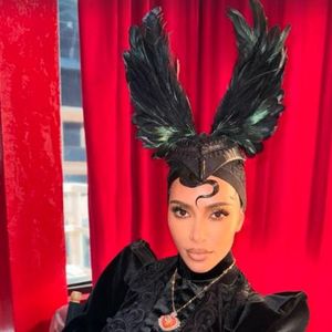 Too much? Kim Kardashian präsentiert wilden Federkopfschmuck