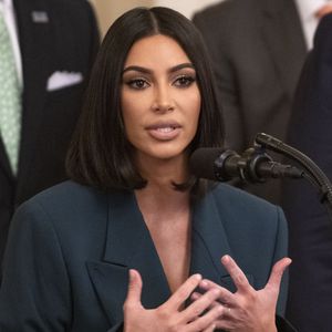 Photoshop-Fail: Was ist bloß mit Kim Kardashians Daumen los?