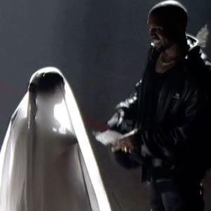 Kim Kardashian in Brautkleid bei Kanyes Album-Release-Party