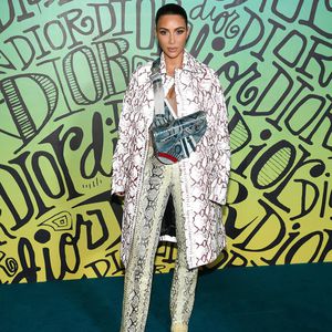 Top oder Flop: Kim K. von Kopf bis Fuß in Schlangen-Print