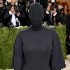 Wie ein Dementor: Netz lacht über Kim Kardashians Met-Look