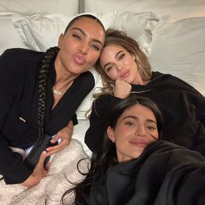 Khloé Kardashian teilt ungefiltertes Foto mit Kim und Kylie