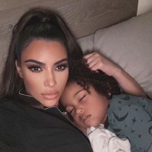 Mama-Sohn-Kuscheleinheiten: Kim K. genießt Zeit mit Saint!