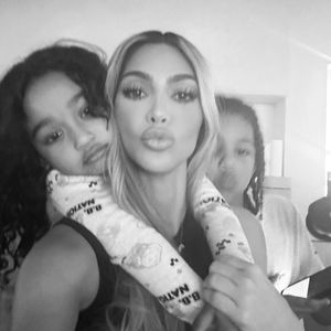 Lustige Grimassen: Kim Kardashian blödelt mit ihren Kindern