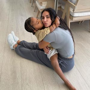Inniger Moment! So süß kuscheln Kim K. und Söhnchen Saint