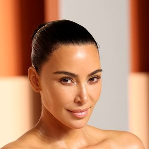 So anders sieht Kim Kardashian mit blondem Lockenkopf aus