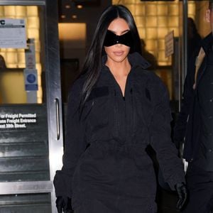 Kim Kardashian ist im Batgirl-Look in New York unterwegs