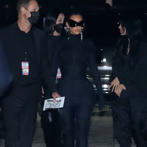 Cool oder schräg? Kim Kardashian im Batman-Look auf Event