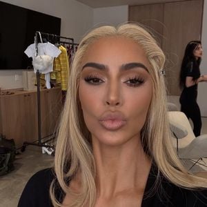 À la Marilyn Monroe: Kim Kardashian trägt Kurzhaarfrisur