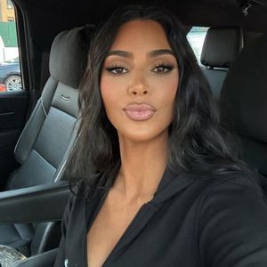 Kim Kardashian wegen illegal getönten Fenstern angehalten