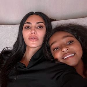 Kim Kardashian verzaubert mit Selfies mit Tochter Chicago