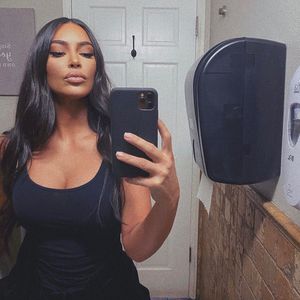 Übler Photoshop-Fauxpas: Hat Kim Kardashian drei Hände?