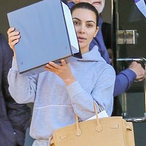 Ohne Make-up! Hier versteckt sich Kim K. vor den Fotografen
