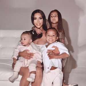Kim Kardashians Kinder ruinieren ihre Couch mit Lippenstift