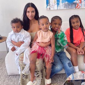 Mit Weihnachtssongs: Pianist weckt Kim Kardashians Kinder!