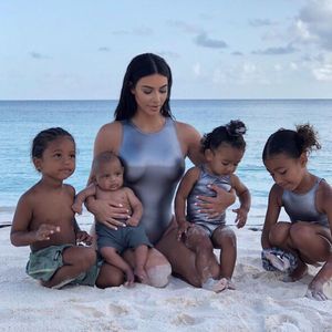 Premiere: Kim teilt erstmals Foto aller Kardashian-West-Kids