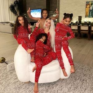 Mit True & Co.: Kim Kardashian chillt in Weihnachtspyjamas!