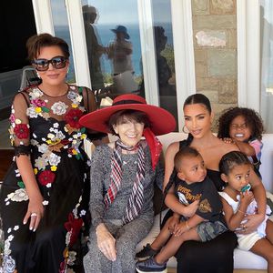 Trotz Ehekrise: Kim K. strahlt bei Familienfeier mit Oma MJ