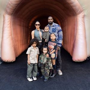 Mit allen Kids: Kim Kardashian teilt brandneues Familienfoto
