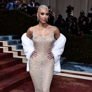 So quetschte sich Kim Kardashian in das Marilyn-Monroe-Kleid